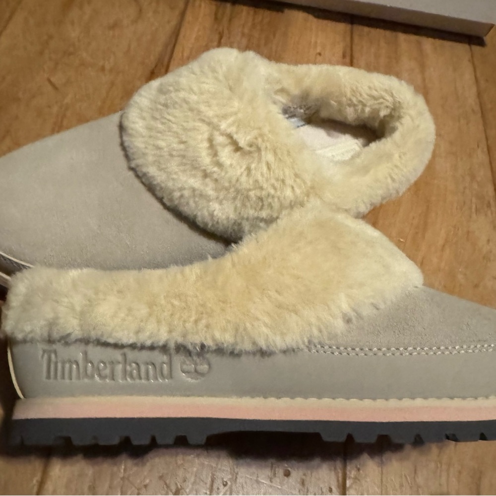 Brand new women’s Timberland slippers/driving shoe.  NEVER WORN knew In box. 7.5